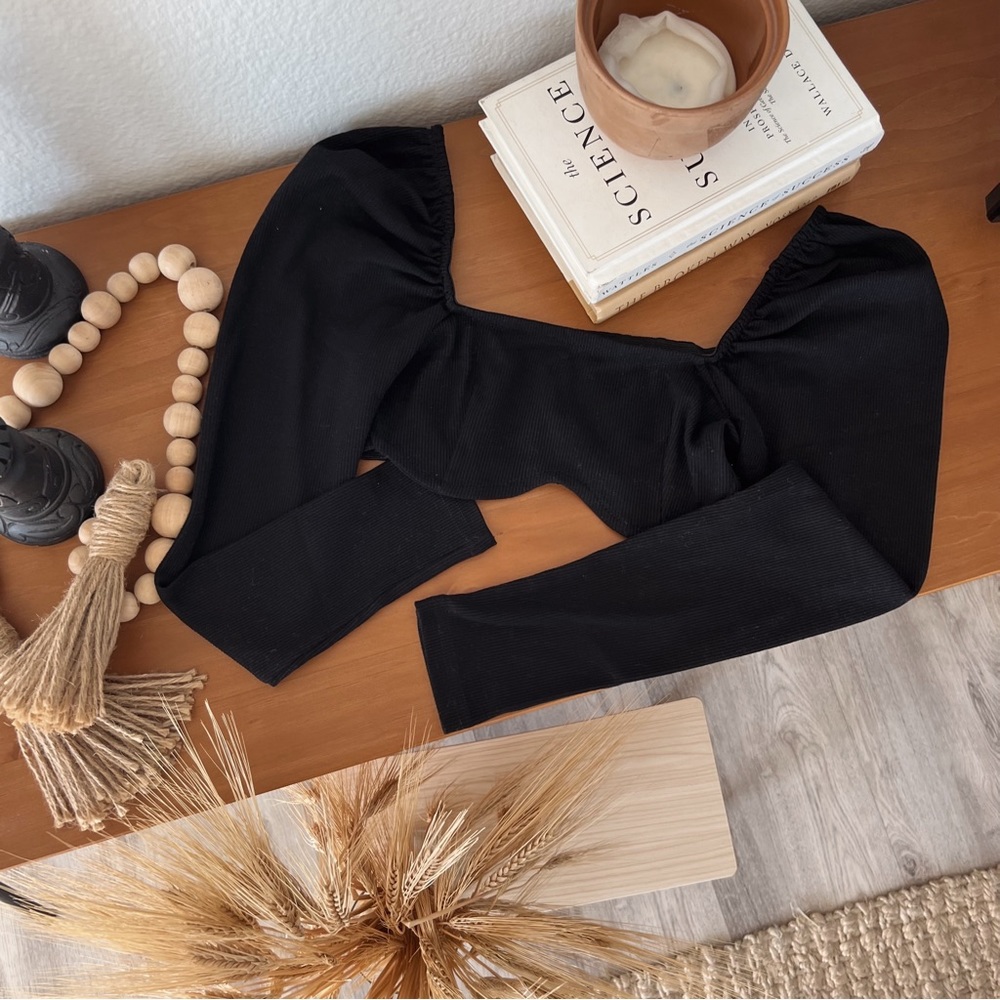 RIBBED LONG SLEEVE FITTED CROP TOP